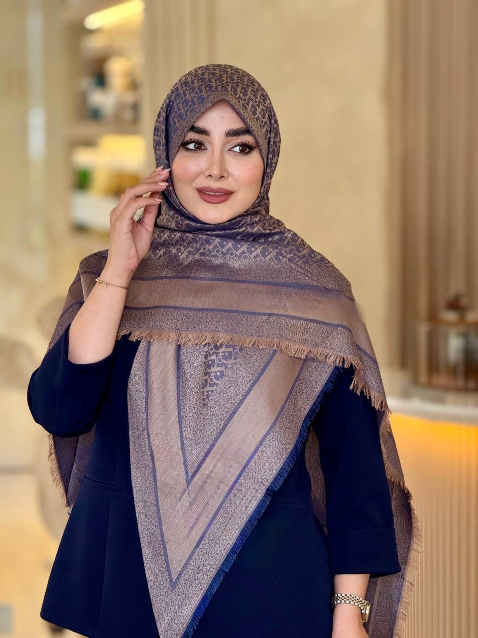 روسری سه گوش طرح دیور حروف